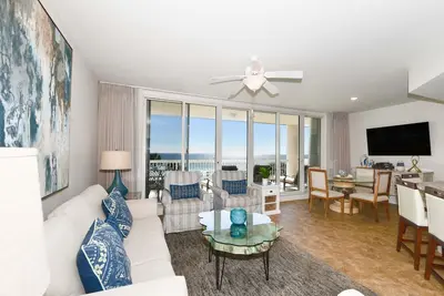 Image de Condo lumineux et fantaisiste en bord de mer avec balcon privé! ✨