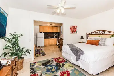 Image de Condo rénové près de la plage, à proximit�� des commerces, cuisine complète, parking gratuit