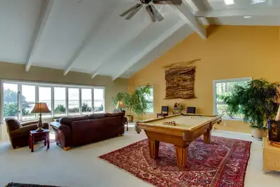 Image de Accueil immense en bord de mer, vues à couper le souffle, bain à remous, intimité rare, chiens Ok!