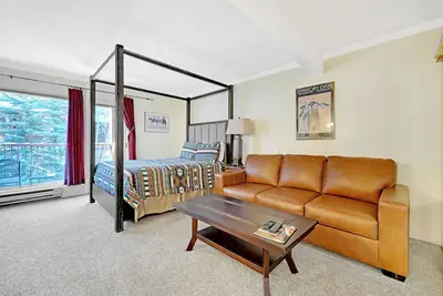 Image de 7ème nuit gratuite! WiFi, cheminée à bois, bain à remous partagé, parking, restaurant sur place