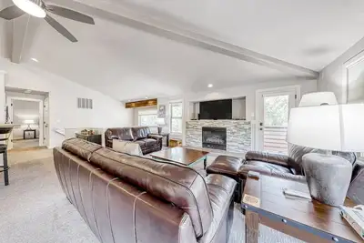 Image de Location de détente avec bain à remous, barbecue et 10 laissez-passer Sharc!