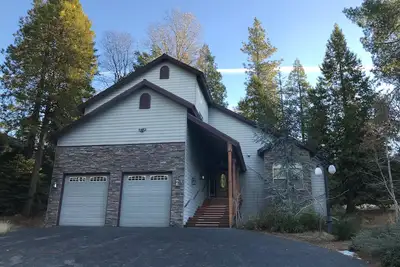 Image de Escapade en famille w / back porche sièges et tous les conforts de la maison!