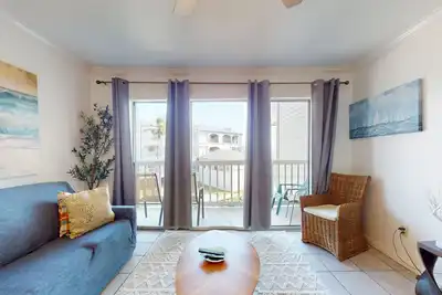 Image de Un bijou d'un condo sur la digue avec piscine partagée et un bain à remous