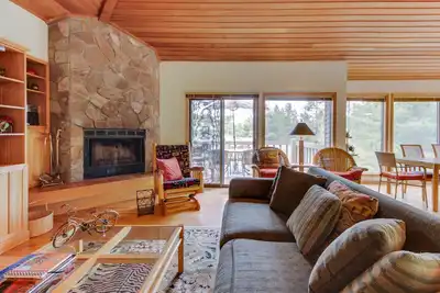 Image de Profitez d'un bain à remous privé et des forfaits Sharc dans cette maison parfaitement située!