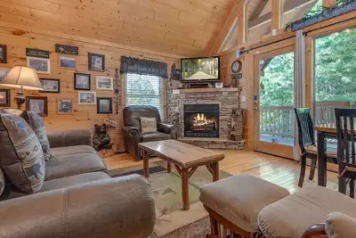 Image de Americana, 2 chambres, 6 couchages, vue, accès à la piscine, bain à remous, cheminée