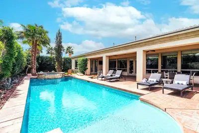 Image de * Oasis PRIVÉ * w / Pool & Outdoor Dining! | 12 personnes! ❤ par AvantStay