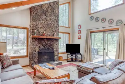 Image de Maison confortable avec bain à remous privé et belle terrasse dans un cadre naturel! 8 passes Sharc!