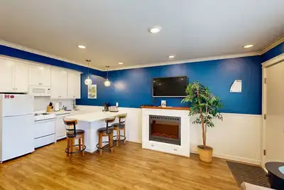 Condo moderne et coloré pour les chiens juste à côté de la plage!
