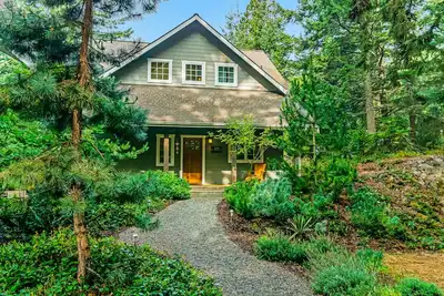Image de Lovely Orcas Island Maison de style artisan avec vue sur l'eau filtrée