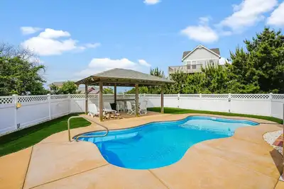 Image de Vues à 360 degrés sur l'océan et le son. Piscine privée d'eau salée avec cabane, bain à remous, salle de jeux!