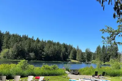 Image de Lodge au bord du lac, près du mont Baker, bateau / quai, bain à remous, grand terrain