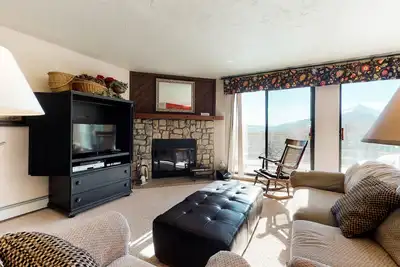 Image de Condo moderne avec vue sur la montagne, bain à remous partagé, sauna et piscine, randonnée et ski!