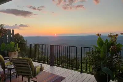 Image de Lookout Mountain Brow Home. Grand pont coucher de soleil, bain à remous couvert, véranda.