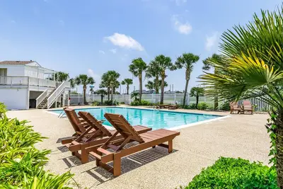 Image de Grande maison familiale avec vue sur le golfe, accès à la plage, piscine partagée, petits chiens Ok!