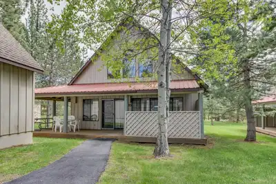 Image de Lumineuse, accueillante maison familiale avec bain à remous privé, terrasse! Accès Sharc!
