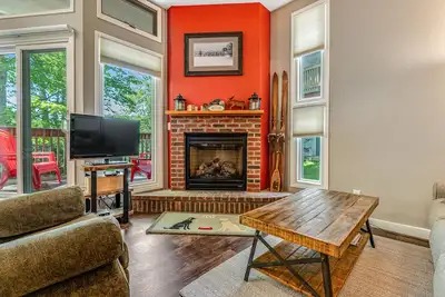 Image de Cozy condo w / trois piscines partagées, tennis et bains à remous - près des pistes et du golf!