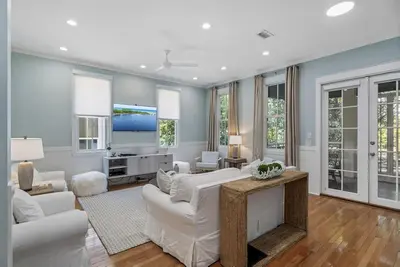 Image de À quelques minutes de Rosemary Shopping & gastronomie! 12. 000 sq ft Piscine communautaire!