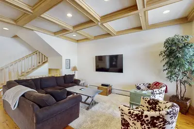 Condo de style lodge avec mobilier de montagne élégant et bain à remous apaisant partagé