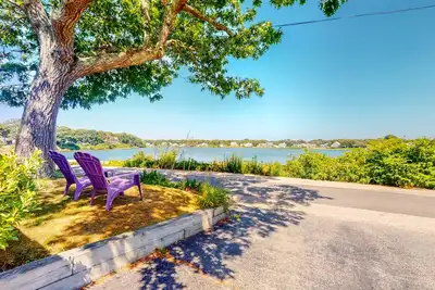 Image de Charmante maison au bord du lac avec une vue imprenable - Ă pied de la plage!