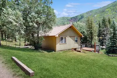 Image de Cabane rustique avec sources chaudes partagées sur la rivière Crystal!