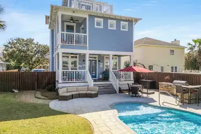 Image de Beach Home avec piscine privée et quatre vélos inclus! Courte promenade à la plage, des restaurants et plus encore!