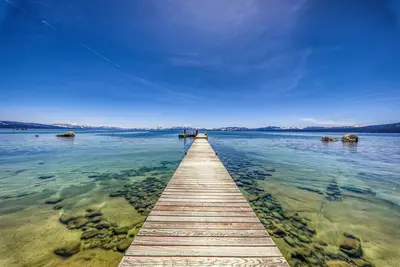Image de Sky Rocks Lakeside Accueil - plage privée, une jetée, et les bouées. Brockway Hoa trop!