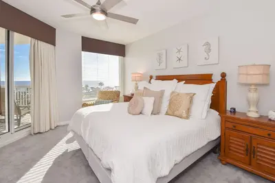 Image de Planchers de tuiles, spacieux condo en bord de mer avec balcon privé!