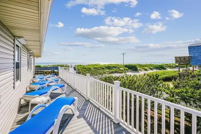 Image de Semi-Oceanfront, vues dégagées, accès privé! Jacuzzi! Complètement mis à jour!