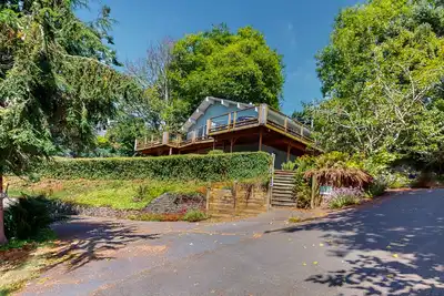 Image de Maison familiale avec bain à remous, vue sur l'océan et divertissement - près de la plage!