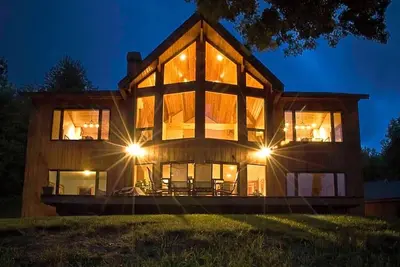 Image de Post & Beam Construction, ouvert des vues contemporaines et à couper le souffle au mont. Mansfield, bain à remous