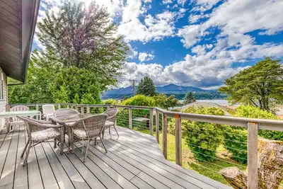 Image de Magnifique maison acceptant les chiens avec vue sur le lac et la montagne depuis une grande terrasse