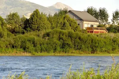 Image de Maison confortable au bord de la rivière avec bain à remous!