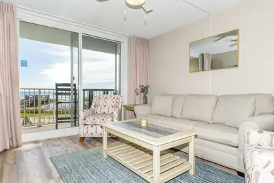 Image de Décor côtier w / un balcon et en bord de mer, vue sur la piscine! 🌅