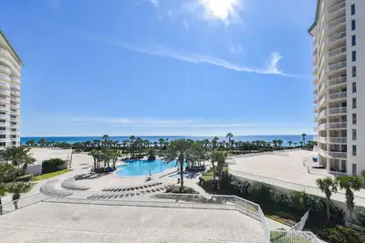 Image de Grande unité d'extrémité avec thème tropical lumineux et balcon privé!