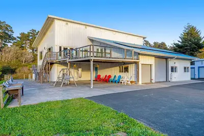 Image de Accueil w / deux espaces de vie entièrement désignés plus salle de jeux, salon, sauna, terrasses
