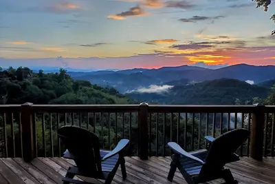 Image de Cabine au sommet d'une montagne, Vues à plus de 70 km, Bain à remous, Salle de jeux - Comprend un Biltmore Pass!