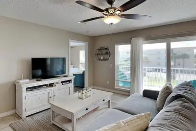 Image de Condo est la plage de Navarre. À quelques minutes de la plage. Balcon meublé privé et piscine communautaire!