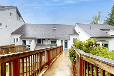 Image de Condo de montagne confortable près des pistes de ski avec 3 piscines partagées, bain à remous, autres commodités