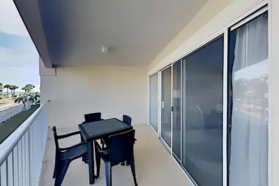 Image de Chaises de plage et parasol gratuits en saison! Condo à quelques pas de la plage ~ Équipements excitants du complexe