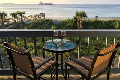 Image de Condo sur la plage avec vue imprenable sur mer, lit King et belles piscines communautaires