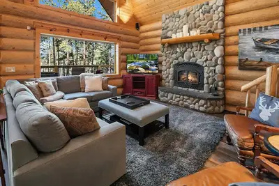 Image de Cabane en rondins pittoresque sur 5 acres privés! Spa * Grande cour * WiFi