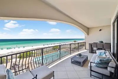 Image de RÉCEMMENT RÉNOVÉ! Condo de luxe au 2e étage face au golfe! Piscine communautaire!