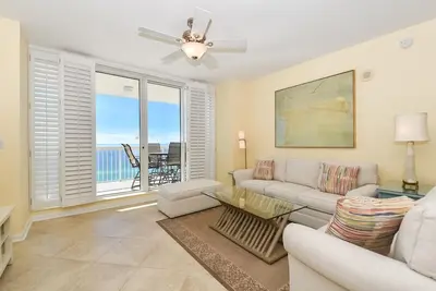 Image de Condo en bord de mer sur le thème de la plage tropicale avec balcon privé!