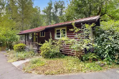 Image de Superbe cottage en bordure de rivière avec paysage tranquille et foyer extérieur