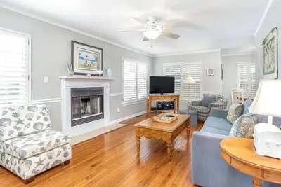 Image de Maison à paliers multiples avec accès à la plage communautaire, beaucoup d’espaces extérieurs, idéal pour les familles