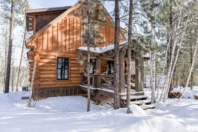Image de Magnifique Log Cabin avec piscine chauffée Next Door et proche de tout!