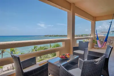 Image de Lumineux et spacieux penthouse avec piscine et restaurant gastronomique de l'établissement.