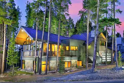 Image de Mountain Modern Home avec de magnifiques vues - réductions d'été disponibles! La navette