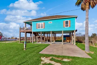 Image de Elégante maison au bord du canal avec nouveau quai, foyer, terrasse et kayaks - à proximité de la plage!
