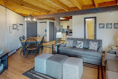 Image de Condo idéalement situé w / piscine partagée, bain à remous et sauna - près des pistes et du lac!